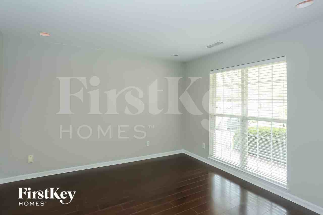 1014 Enderbury Dr - Photo 4 of 15