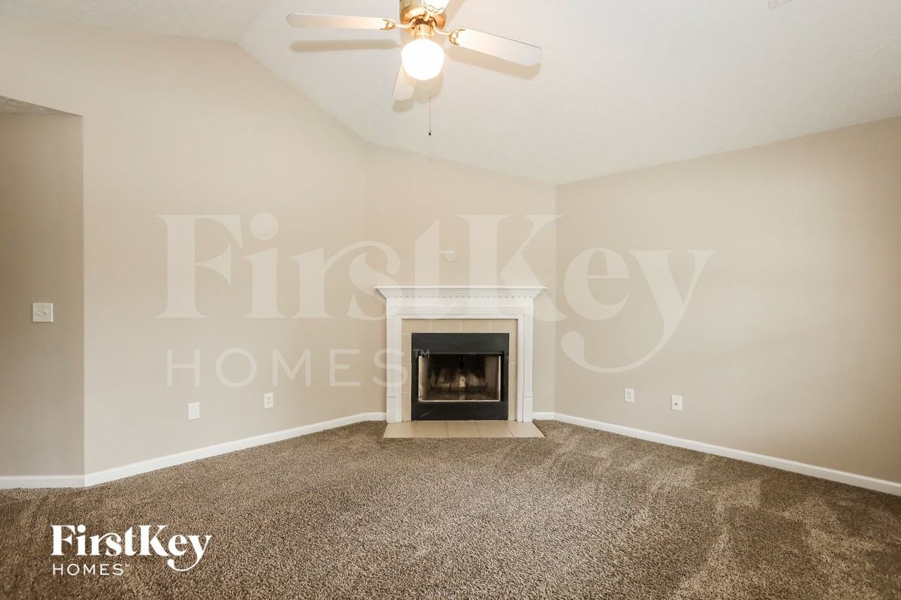 9522 Sleepy Hollow Ln - Photo 4 of 15