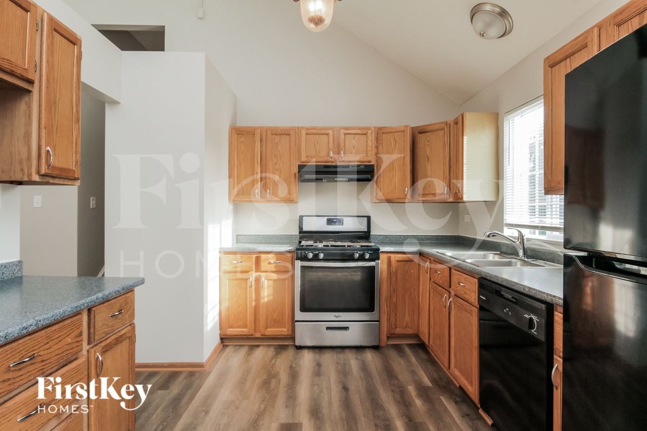 915 Ann St - Photo 5 of 16