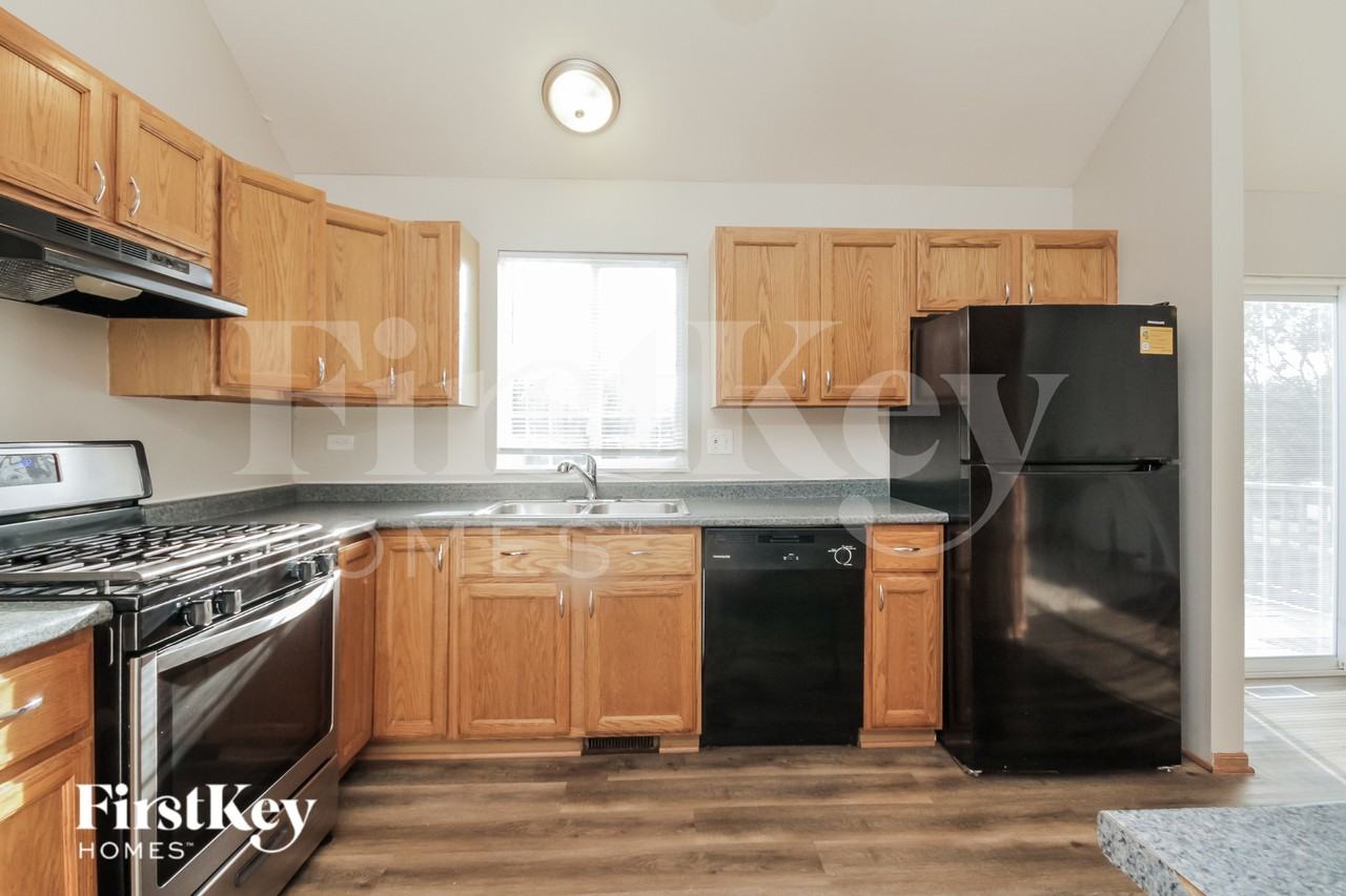 915 Ann St - Photo 6 of 16