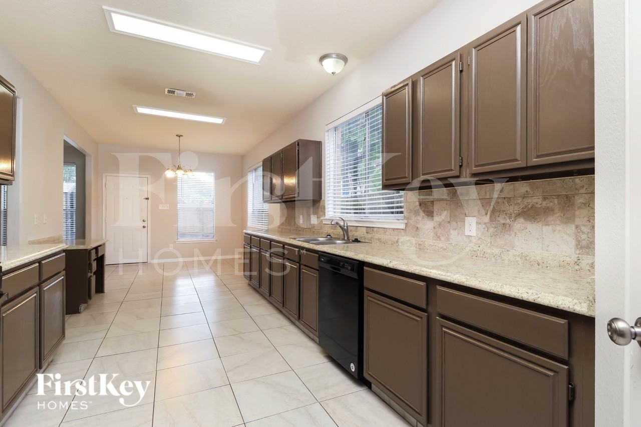 9131 Landry Blvd - Photo 6 of 16
