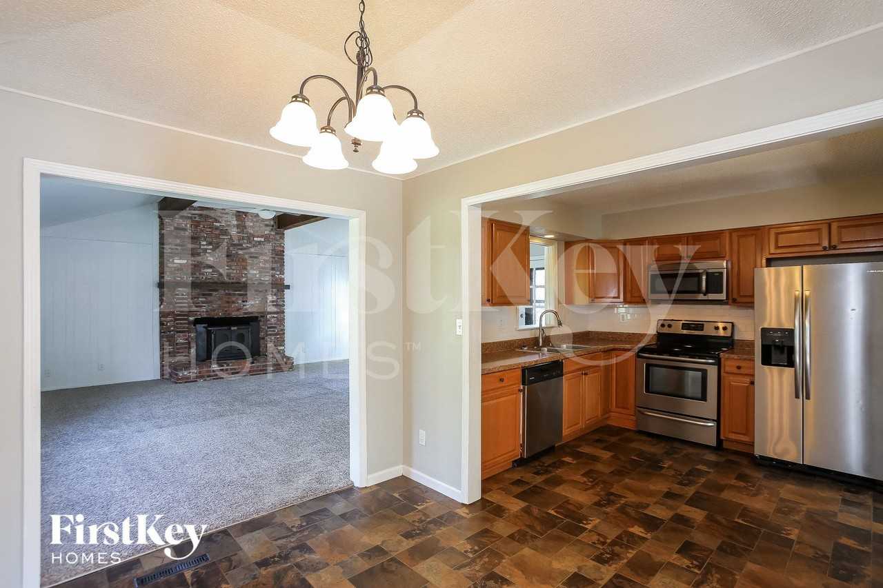 804 Ne 74th St - Photo 4 of 14