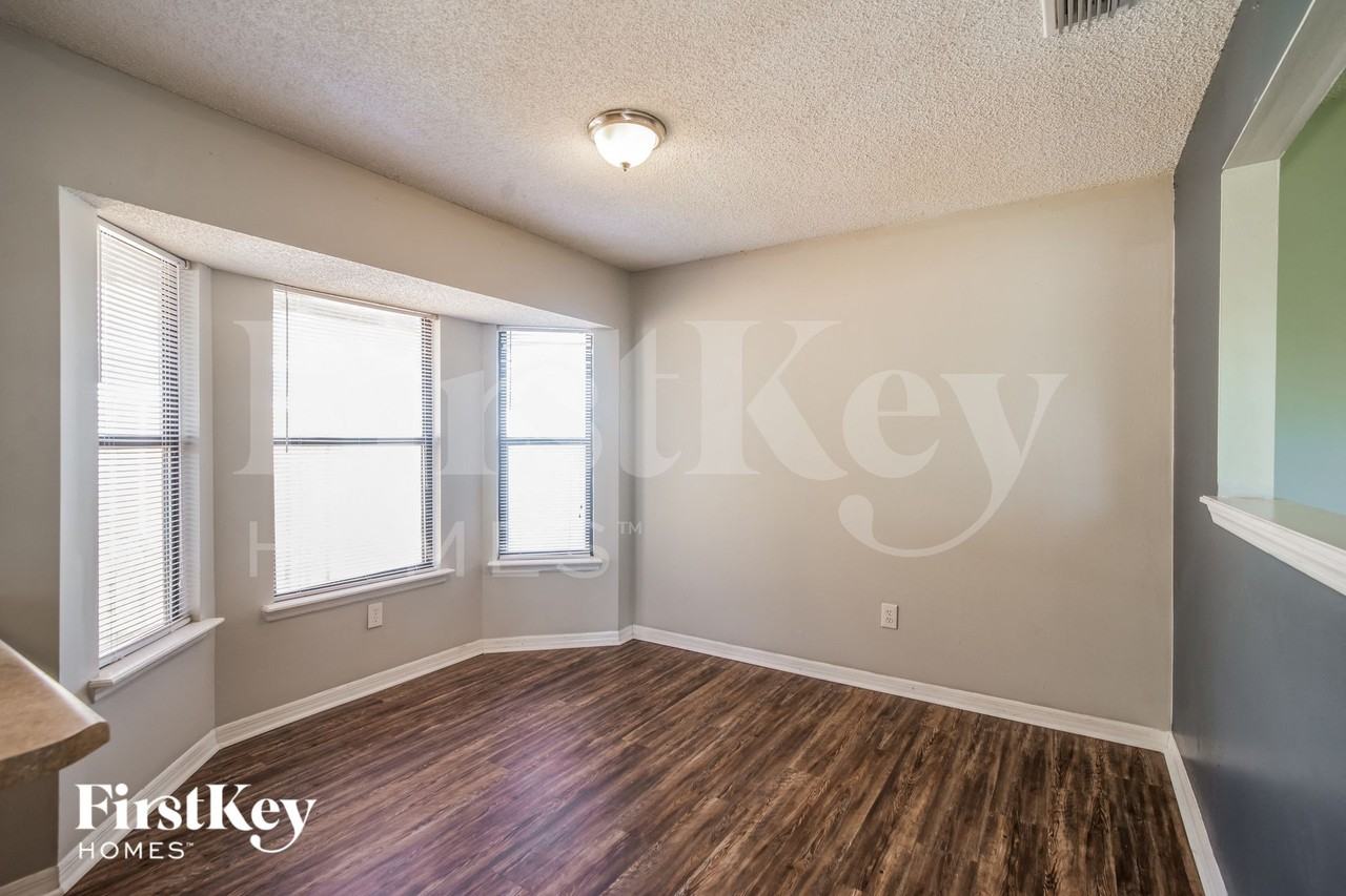 7734 Pikes Peak Dr - Photo 5 of 15