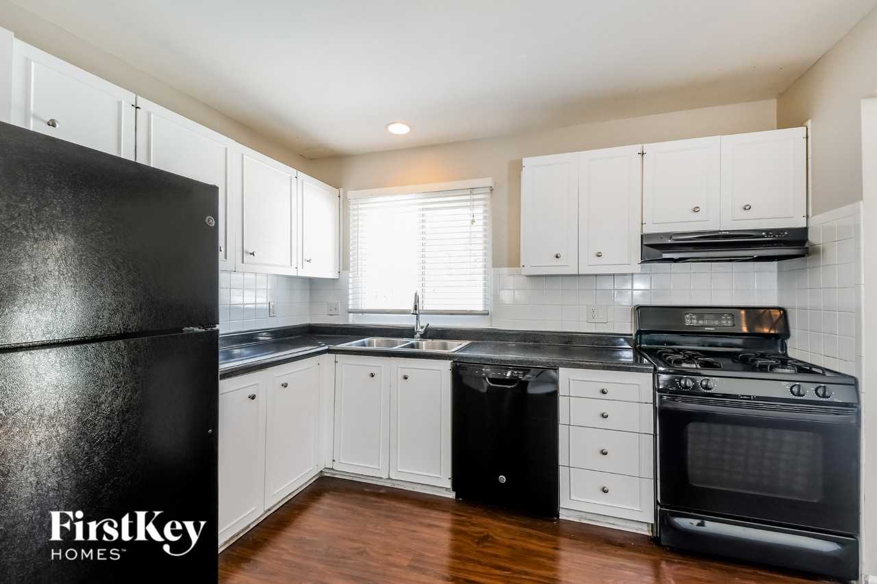 750 Carriage Ln - Photo 5 of 16