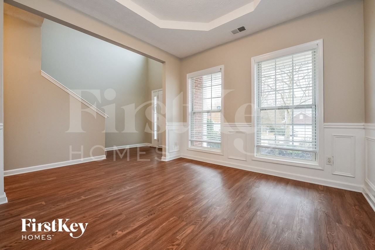 740 Winbrook Dr - Photo 3 of 15