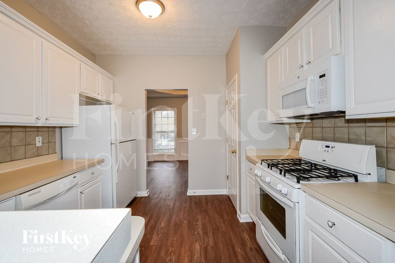 740 Winbrook Dr - Photo 4 of 15