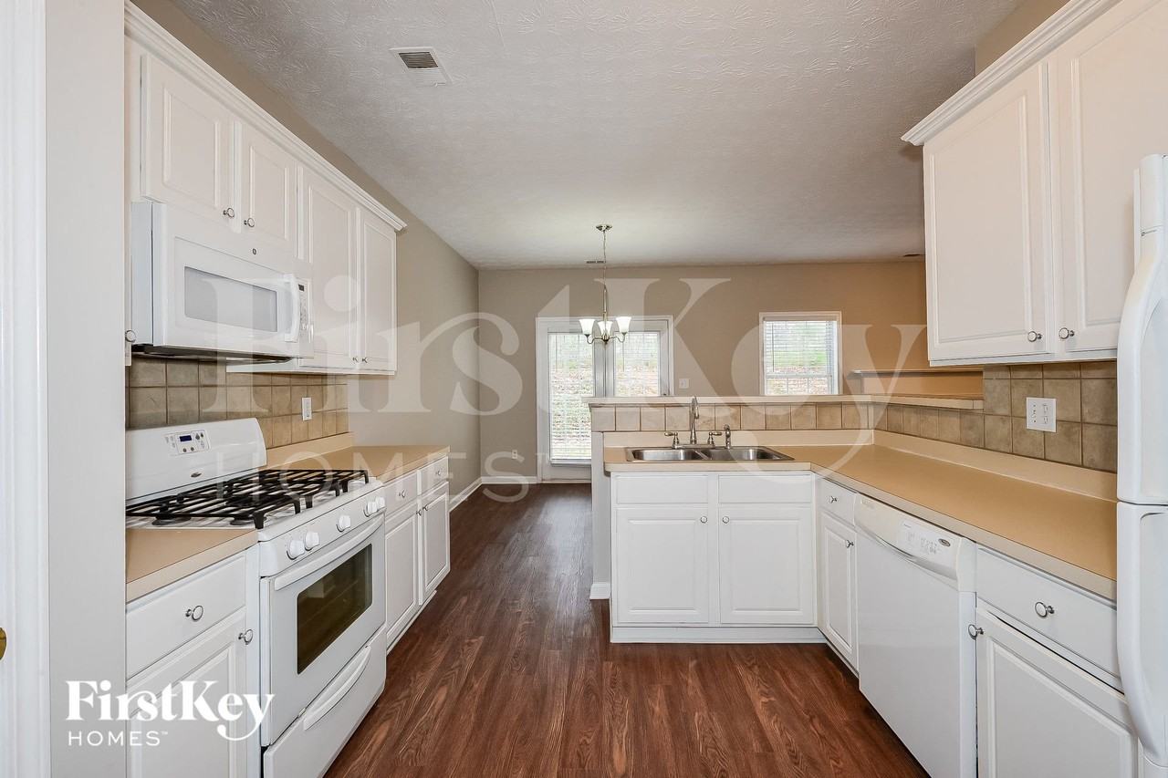 740 Winbrook Dr - Photo 5 of 15
