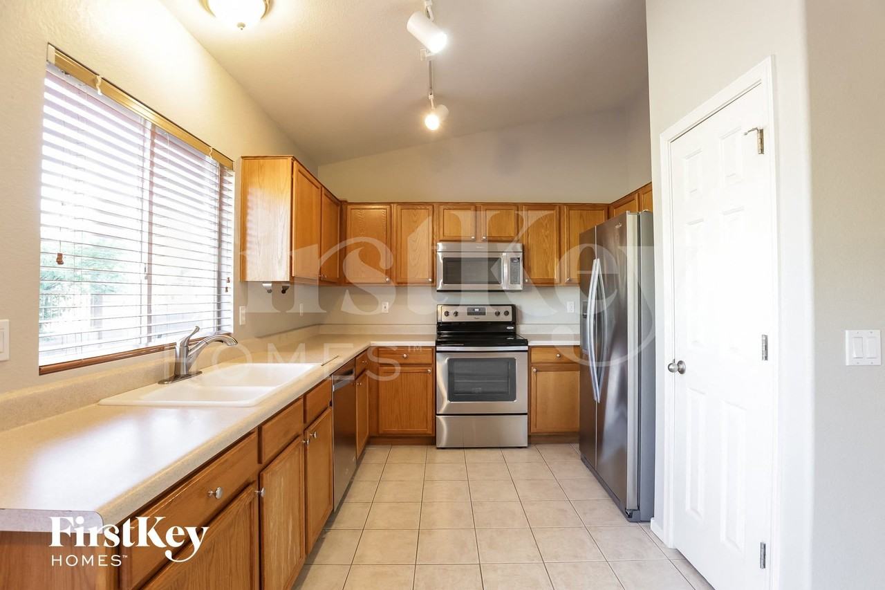 6654 E Rhodes St - Photo 6 of 15