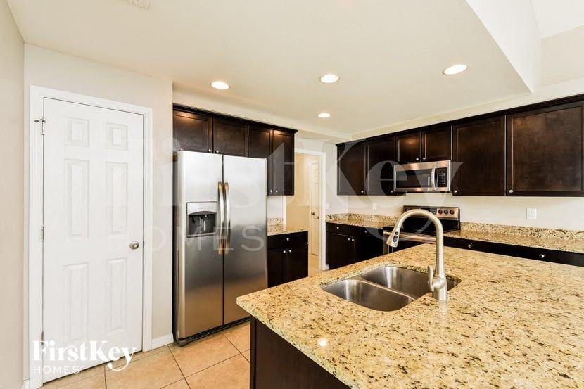 606 Nw 26th St - Photo 5 of 15