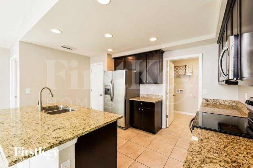 606 Nw 26th St - Photo 6 of 15