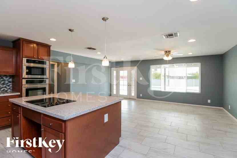 5610 S 20th Ln - Photo 5 of 16