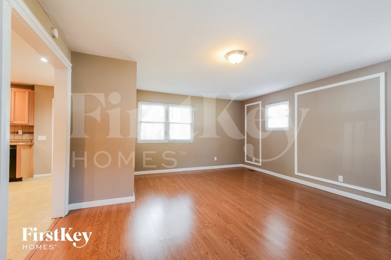 385 Humes Ln - Photo 2 of 14