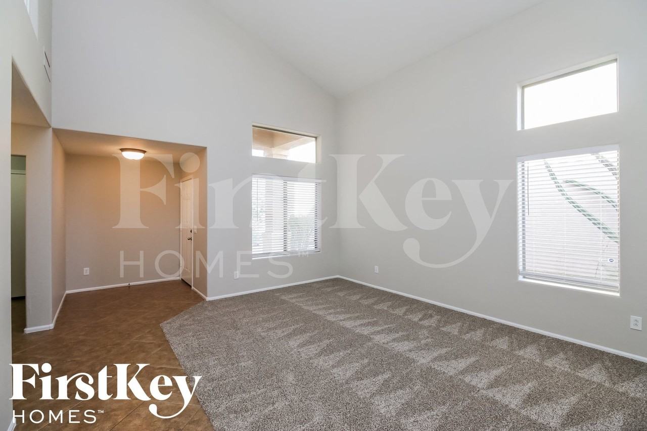343 W Hereford Dr - Photo 2 of 15