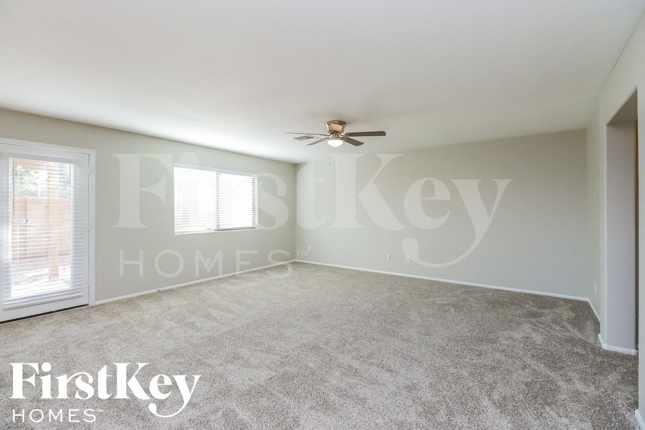 343 W Hereford Dr - Photo 4 of 15