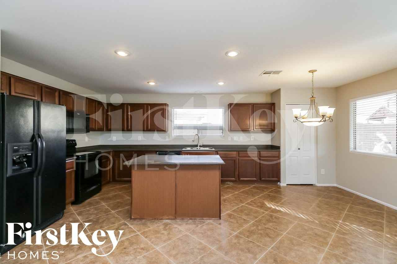 343 W Hereford Dr - Photo 6 of 15