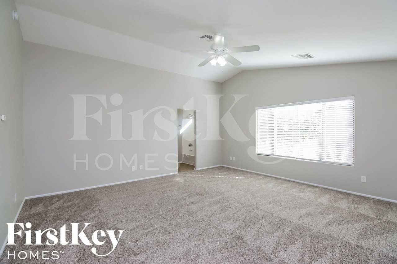 343 W Hereford Dr - Photo 7 of 15