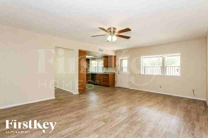 3361 W Phelps Rd - Photo 5 of 17