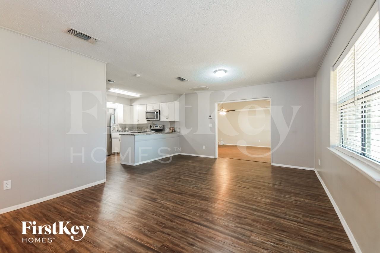 2813 Silvermeadow Ln - Photo 3 of 16