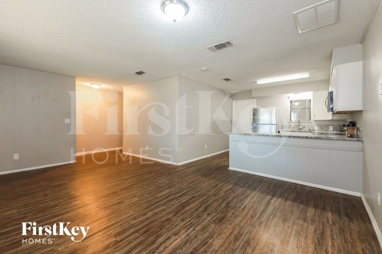 2813 Silvermeadow Ln - Photo 4 of 16
