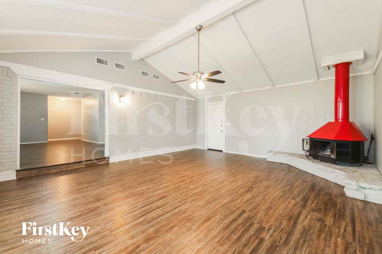 2813 Silvermeadow Ln - Photo 5 of 16
