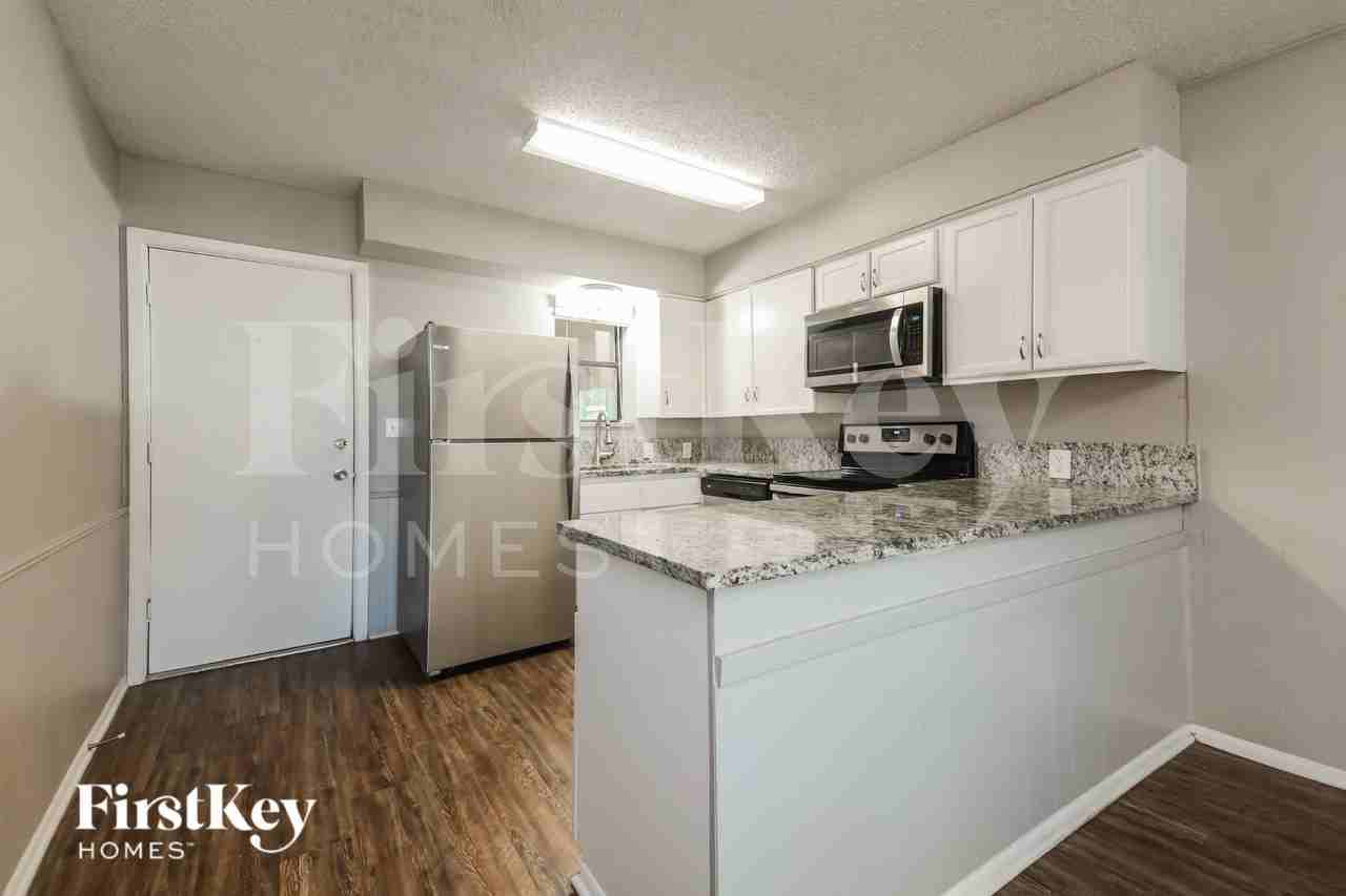 2813 Silvermeadow Ln - Photo 6 of 16