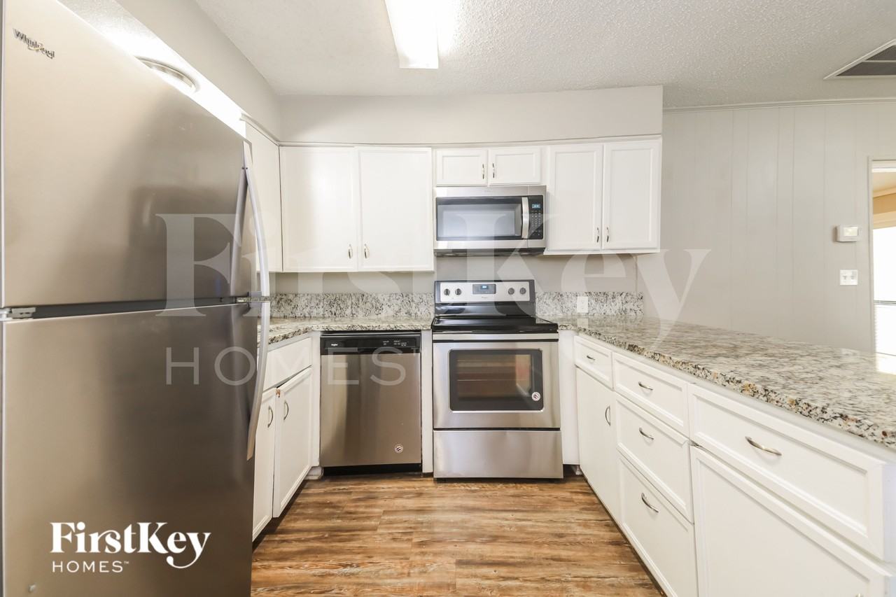 2813 Silvermeadow Ln - Photo 7 of 16
