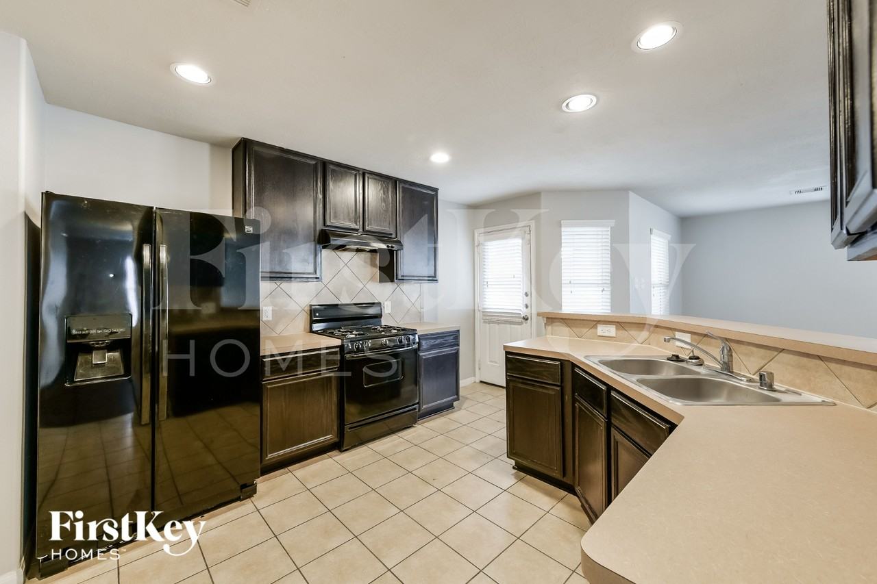 2427 Gianna Way - Photo 7 of 16
