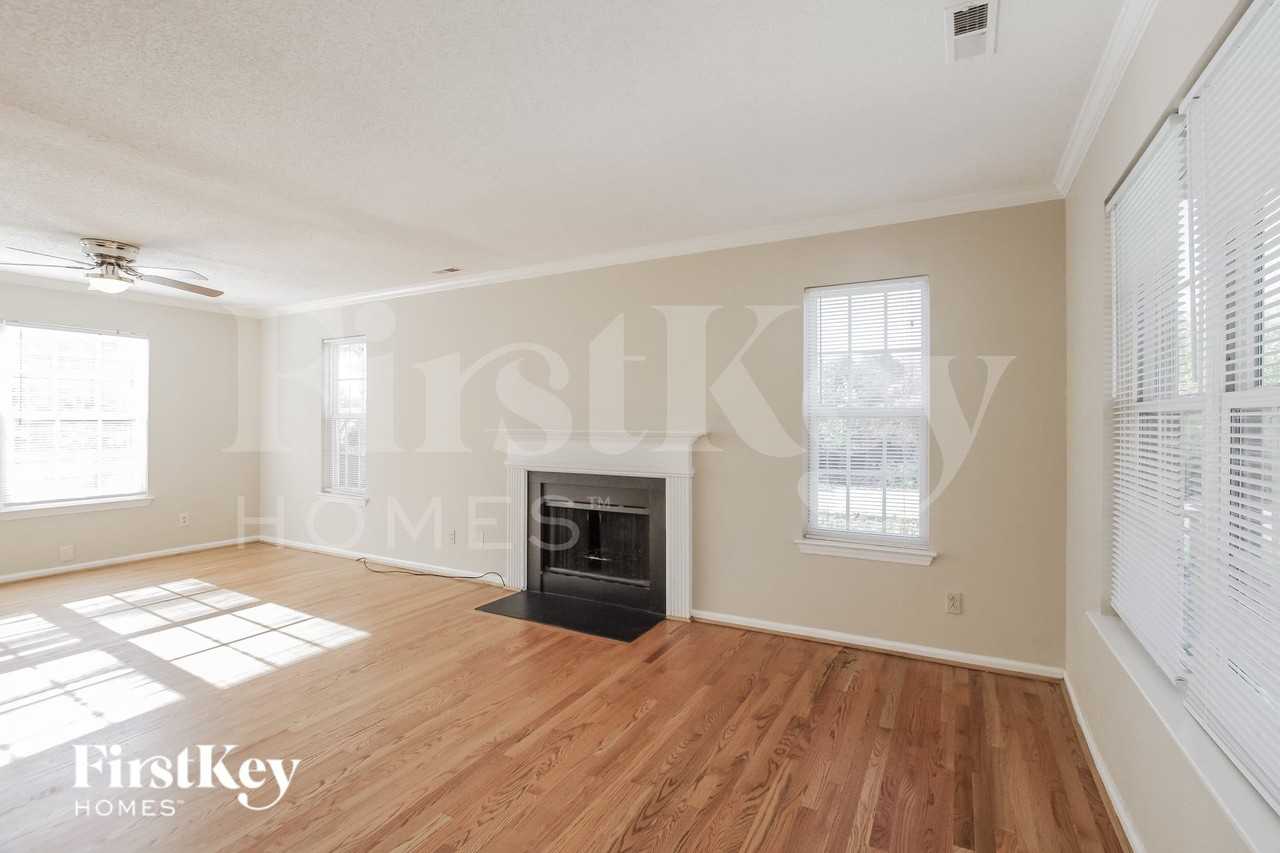 2400 Devon Dr - Photo 2 of 15