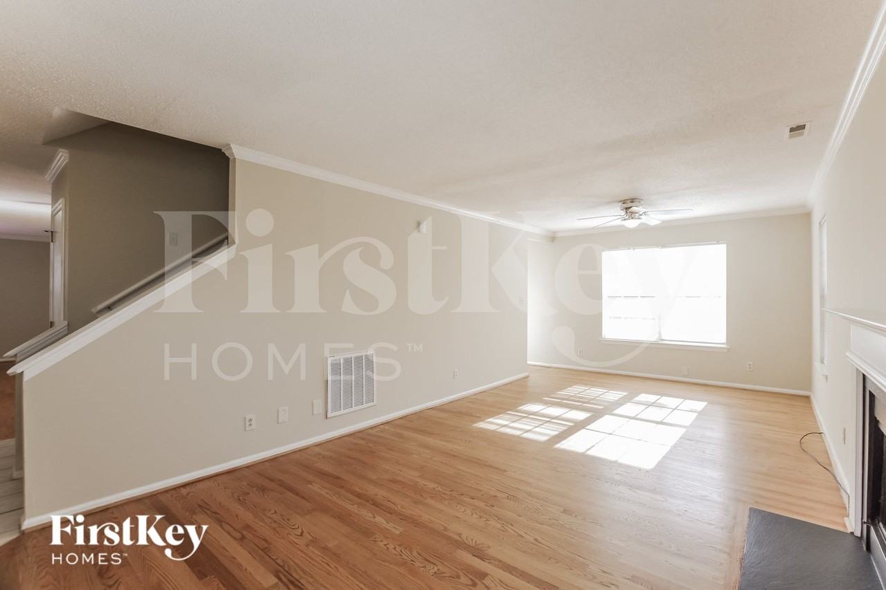 2400 Devon Dr - Photo 5 of 15