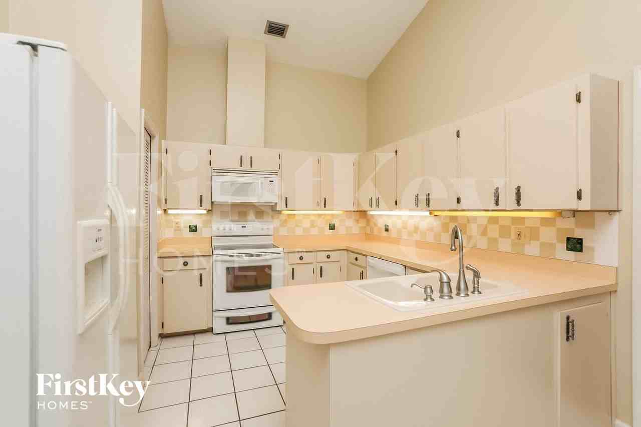 2229 Bluff Oak St - Photo 5 of 15