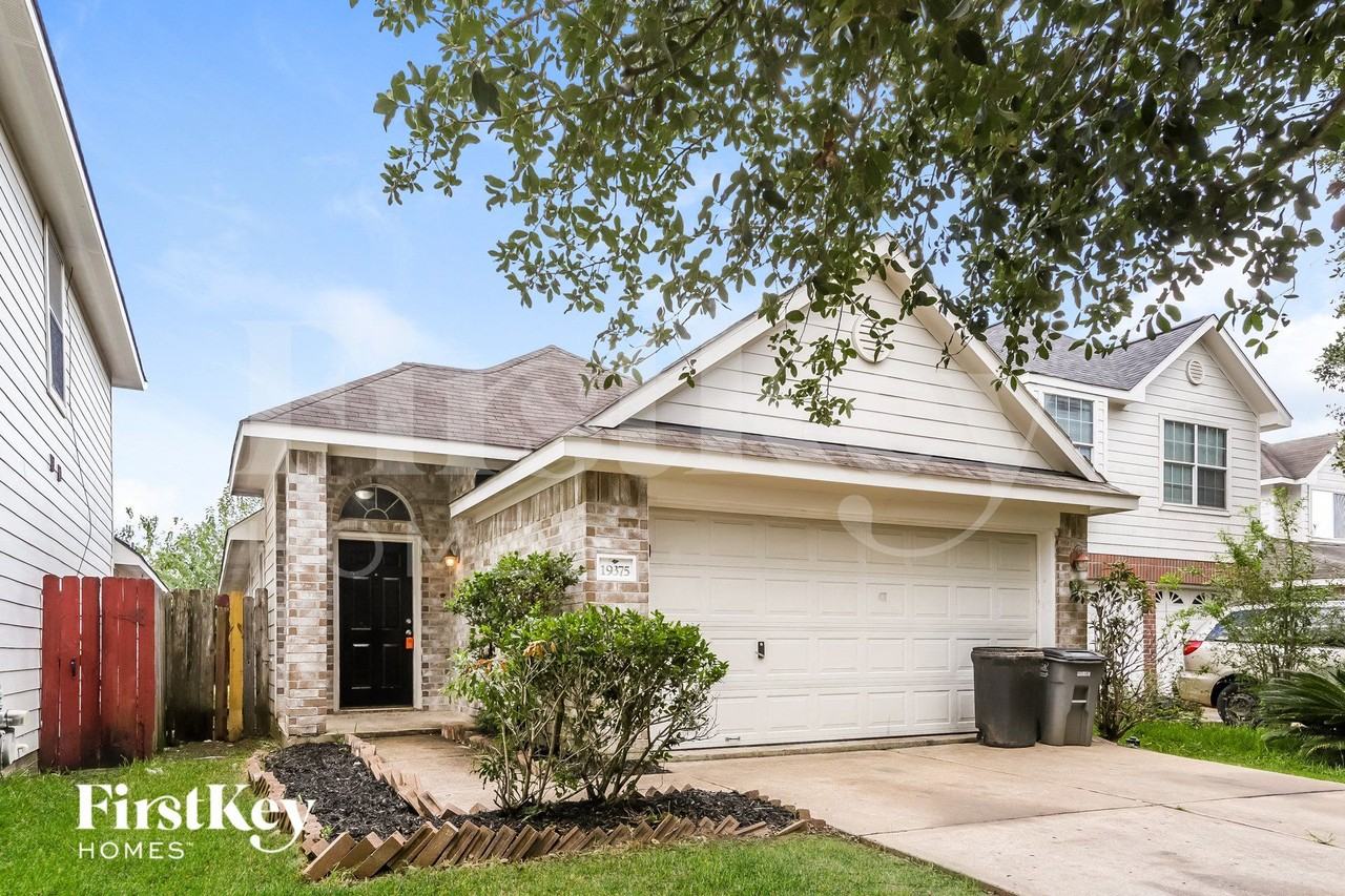 19375 Strathmore Place Ln - Photo 2 of 15