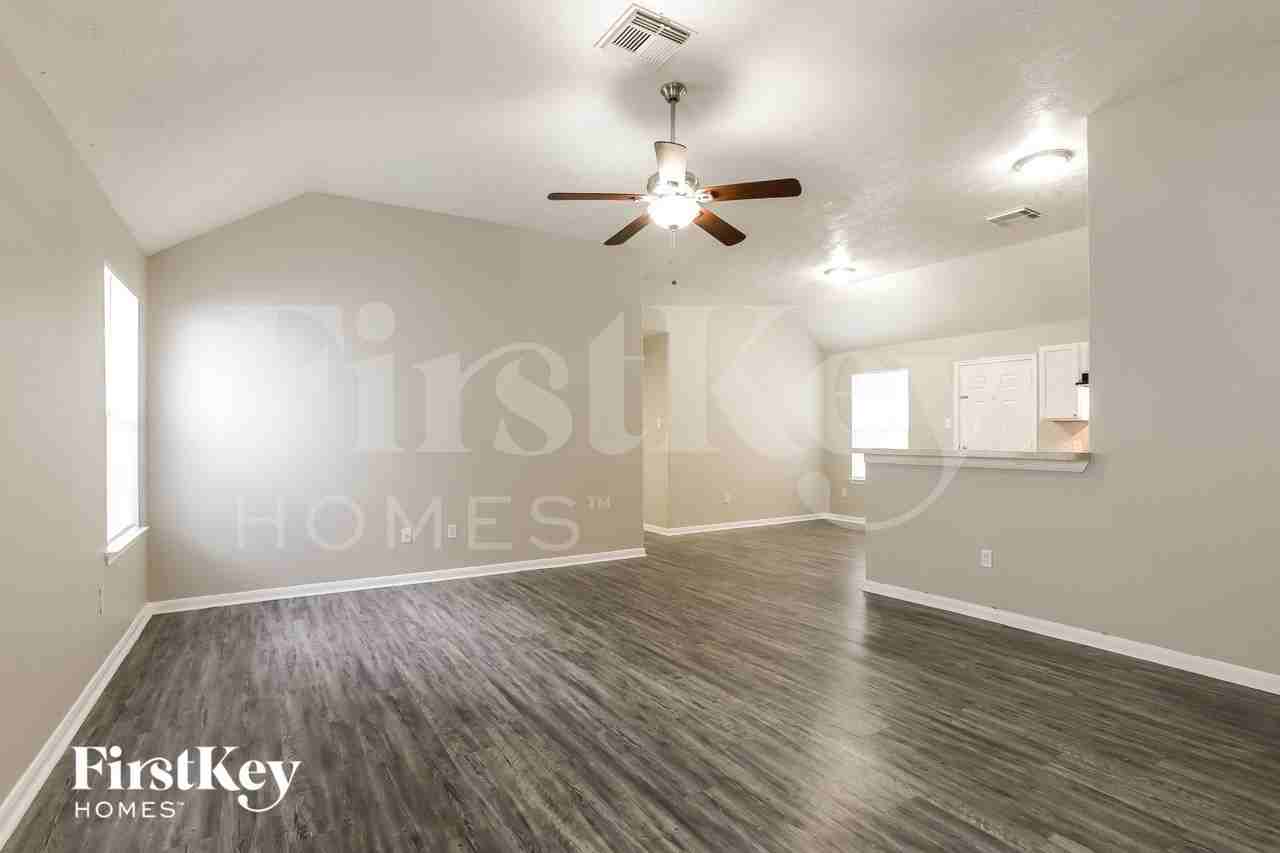 19375 Strathmore Place Ln - Photo 3 of 15