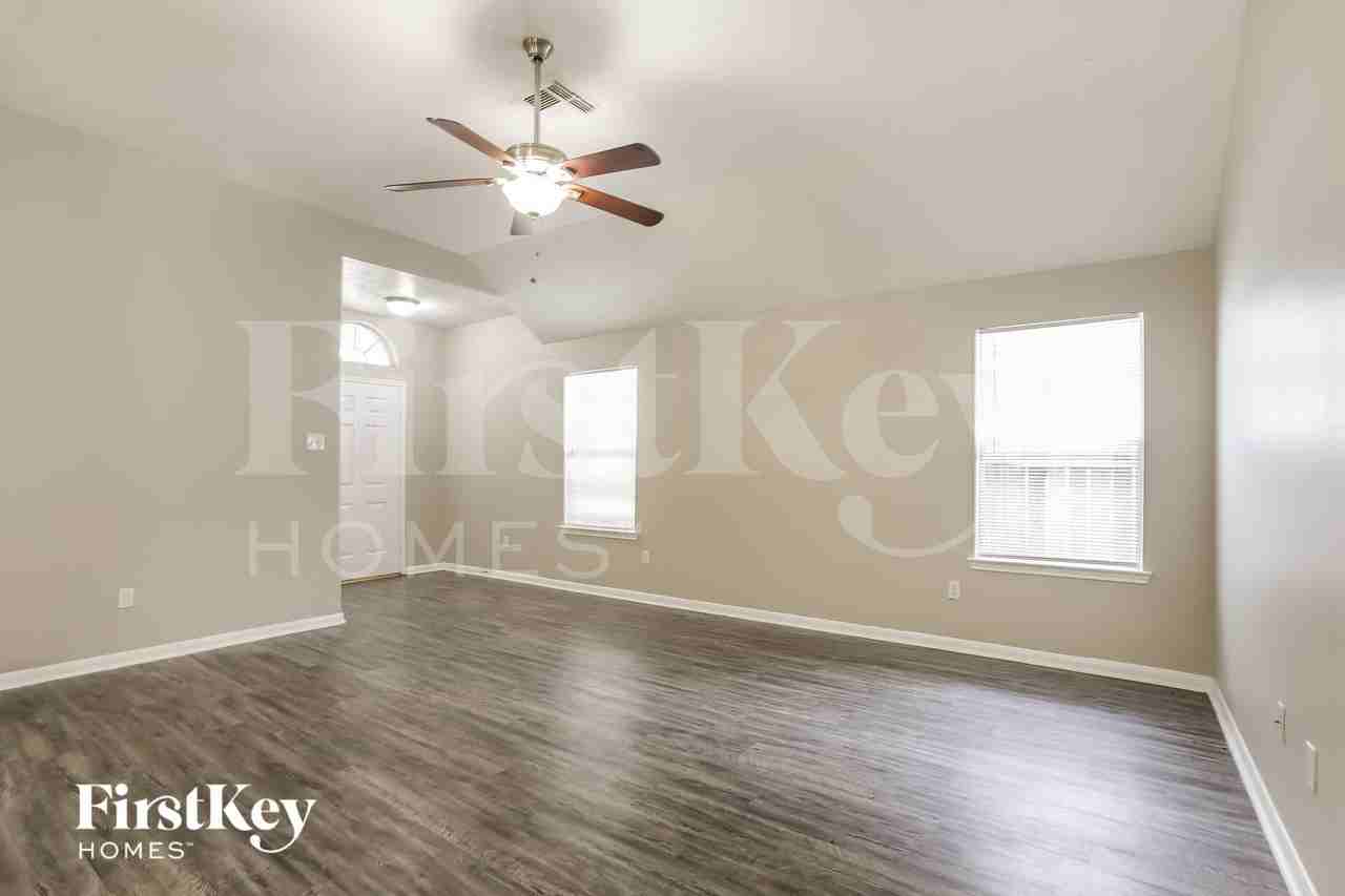 19375 Strathmore Place Ln - Photo 4 of 15