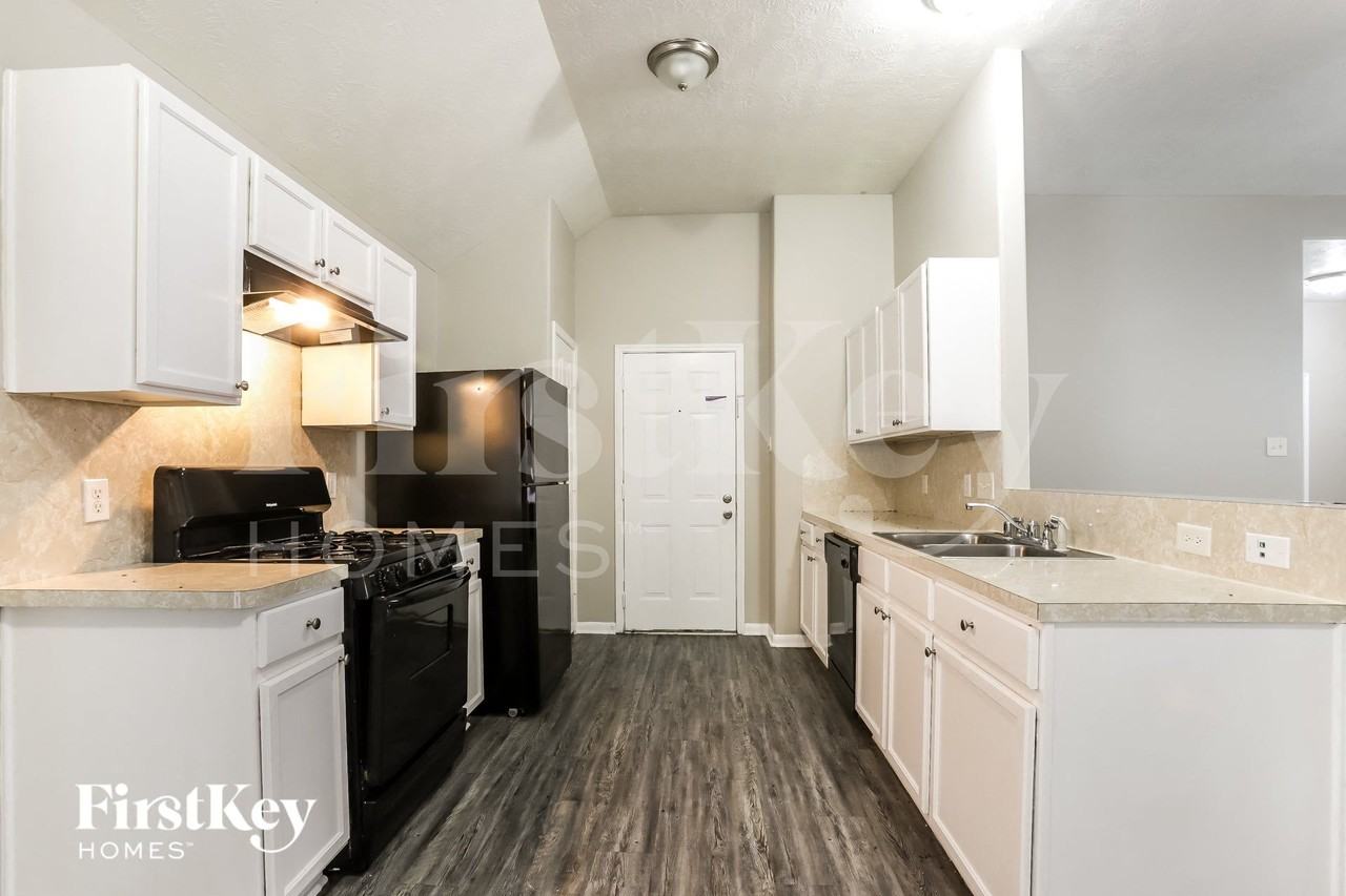 19375 Strathmore Place Ln - Photo 5 of 15