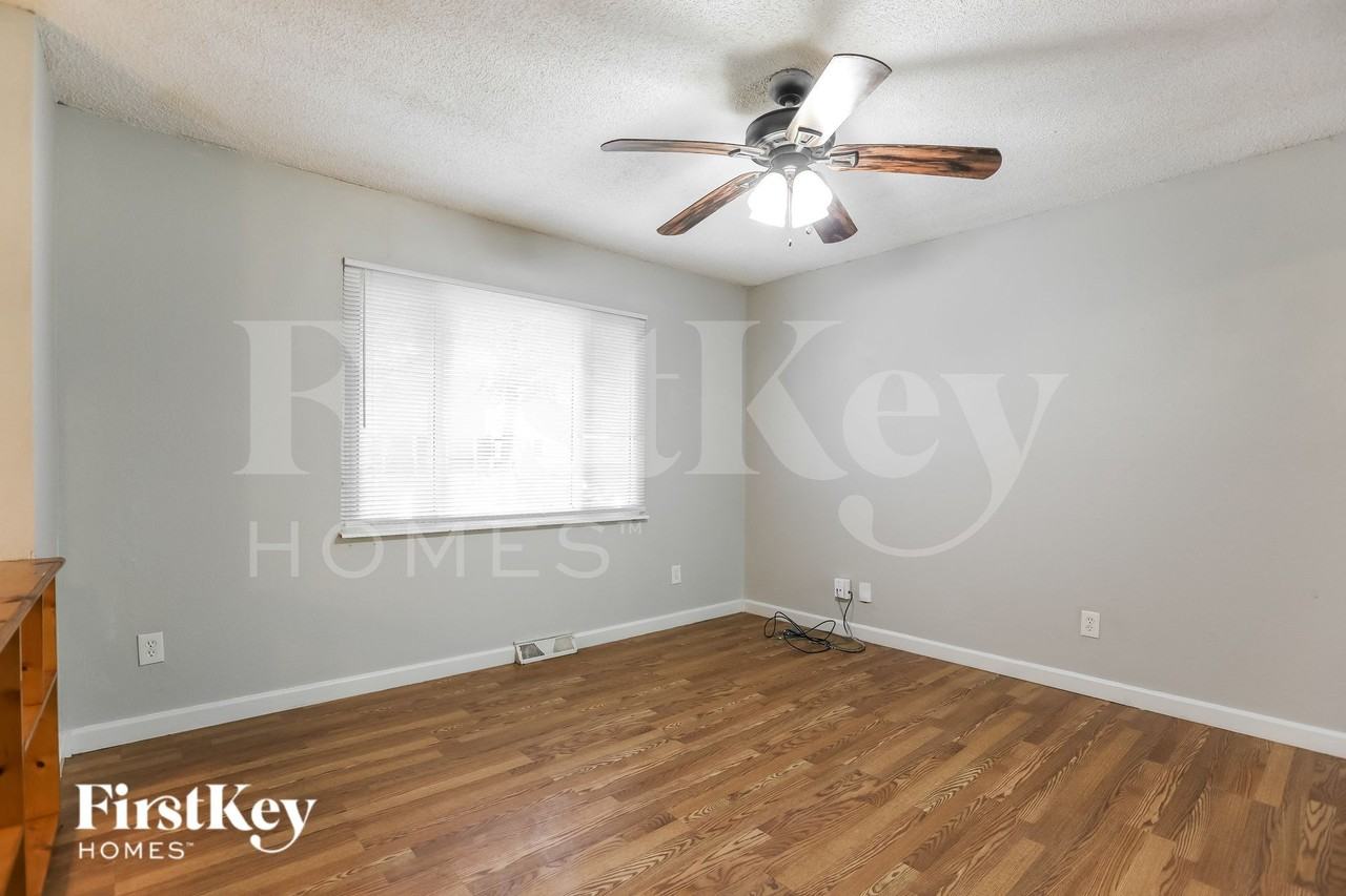 1805 S Speas Dr - Photo 3 of 16
