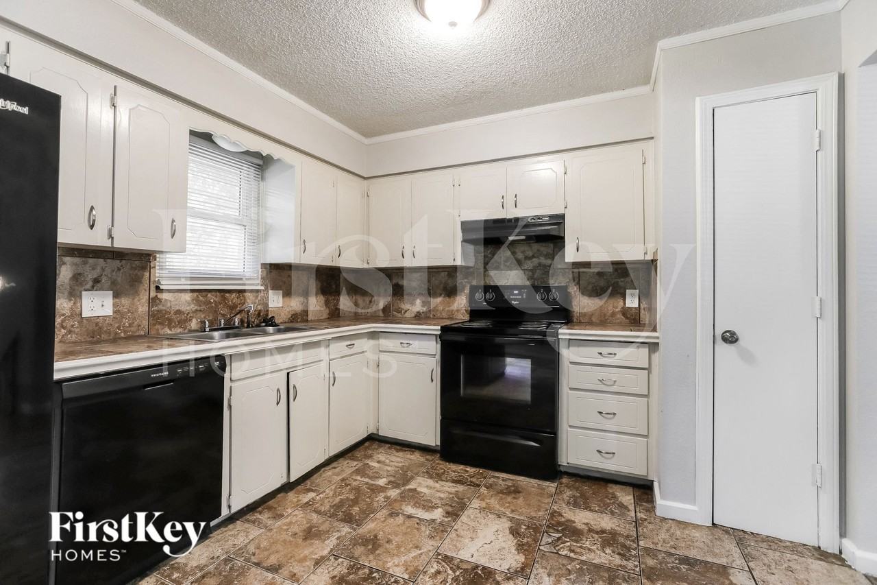 1805 S Speas Dr - Photo 5 of 16