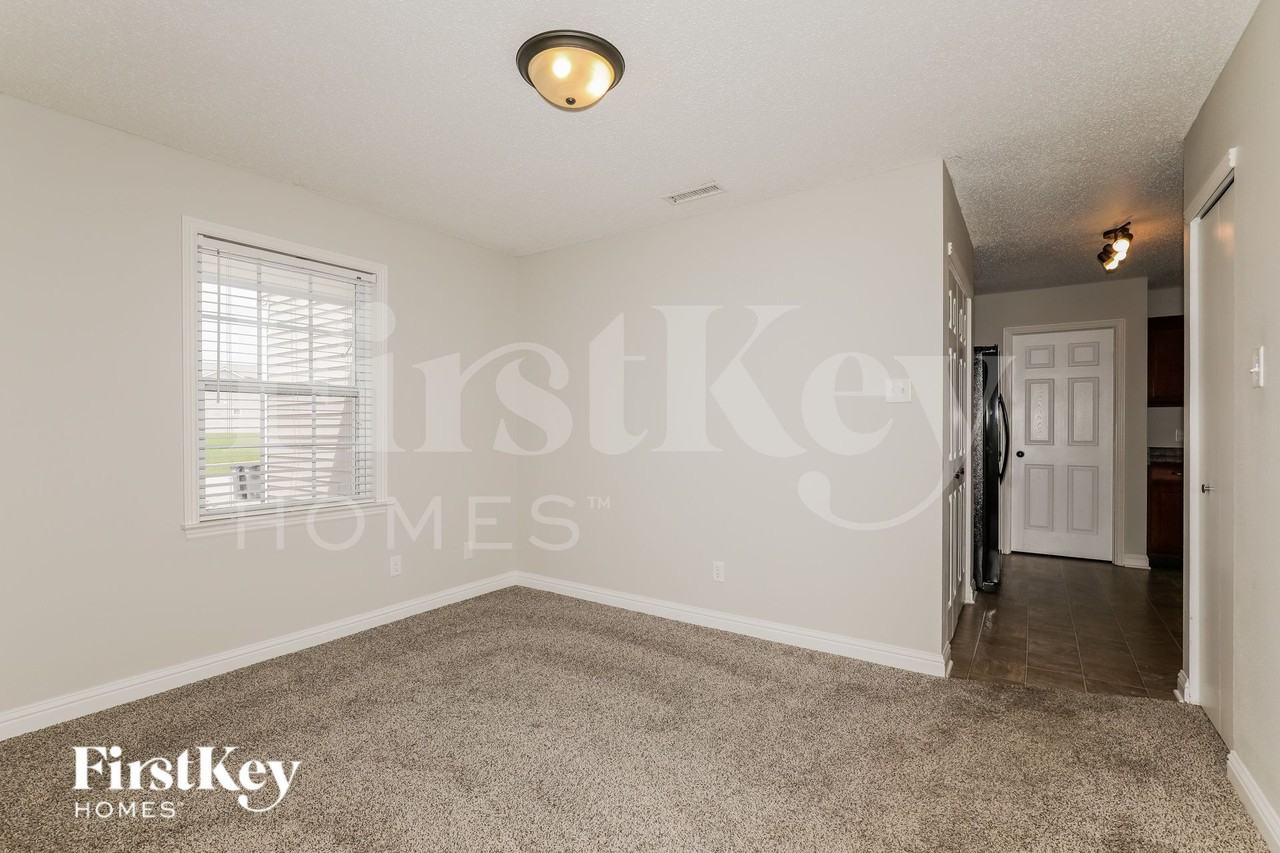 1443 Dowell St - Photo 4 of 16