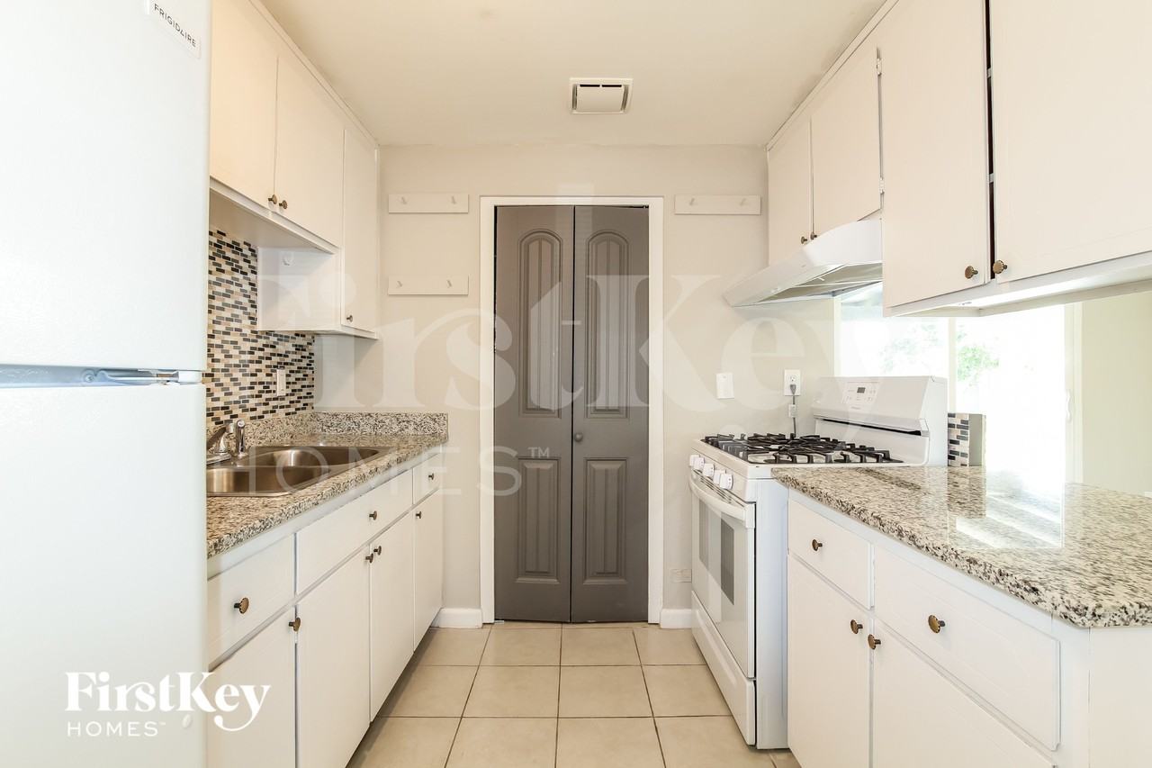 14049 N 37th Way - Photo 7 of 16