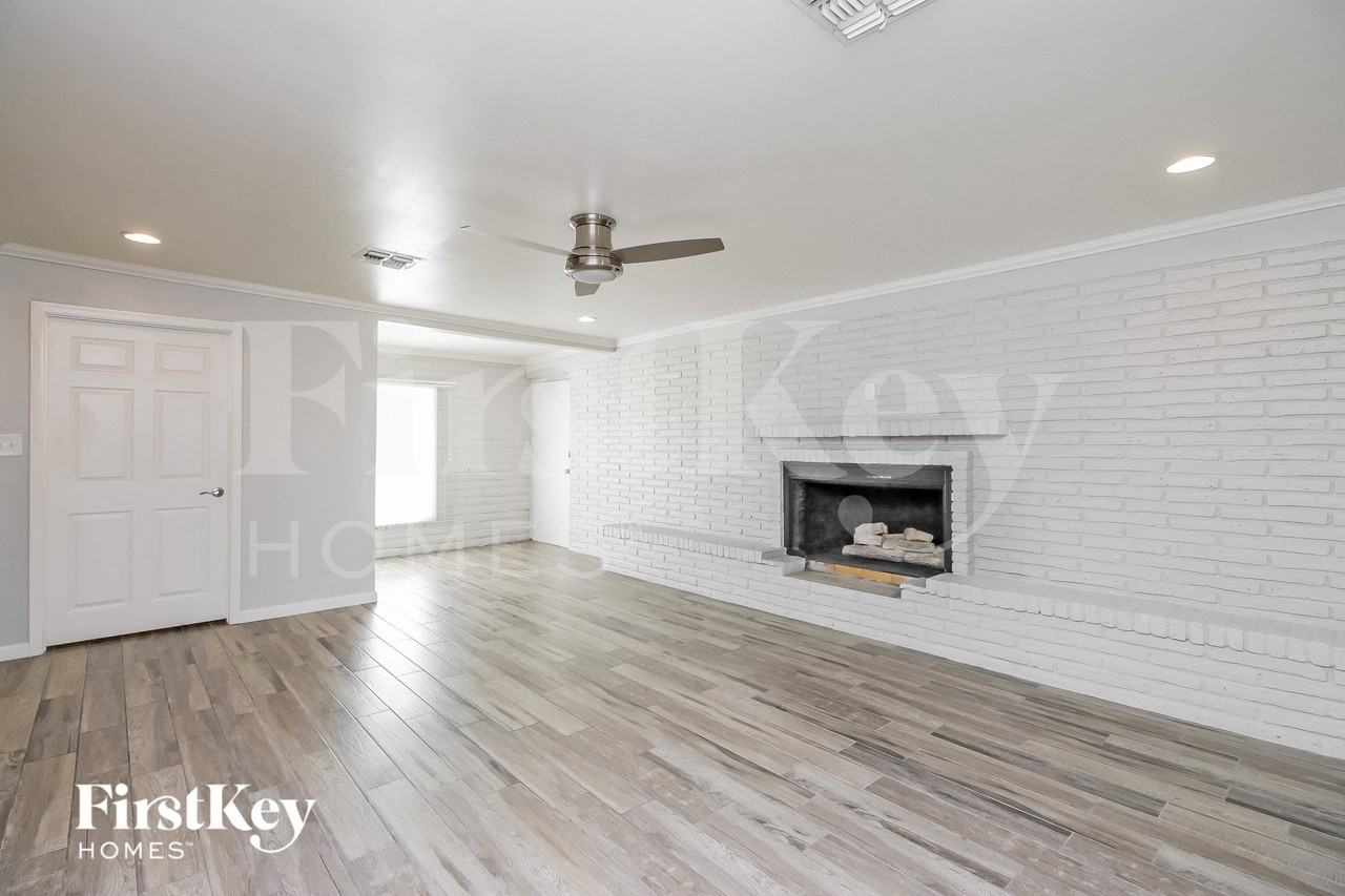 1132 N Rose St - Photo 4 of 15