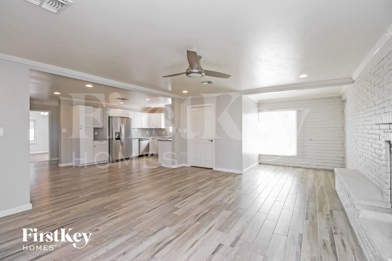 1132 N Rose St - Photo 5 of 15