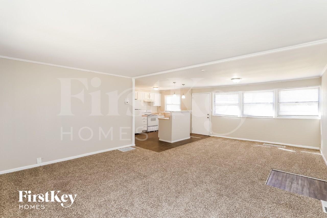 1103 Ne Cowden Dr - Photo 2 of 16