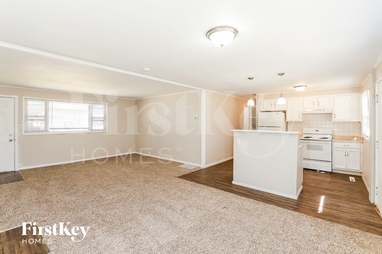 1103 Ne Cowden Dr - Photo 3 of 16