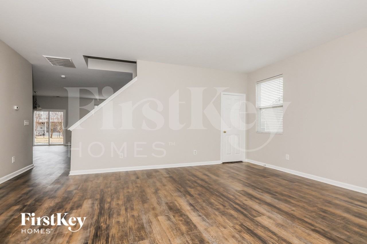 1008 Rural Farm Rd - Photo 3 of 15
