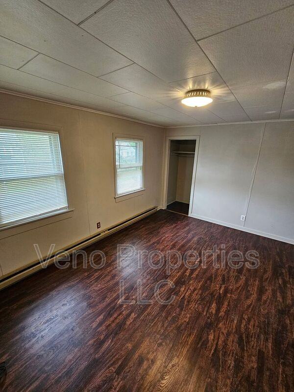 16 Division St #16B - Photo 4 of 9