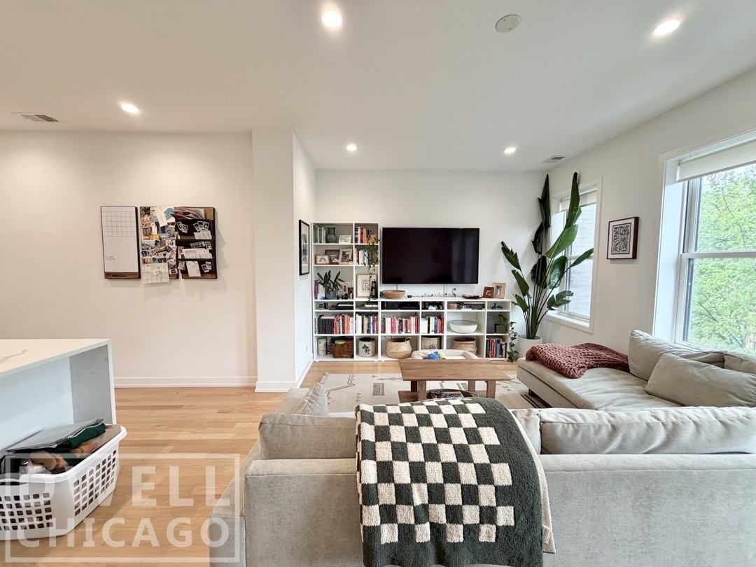 969 W 18th St #1 - Photo 4 of 34