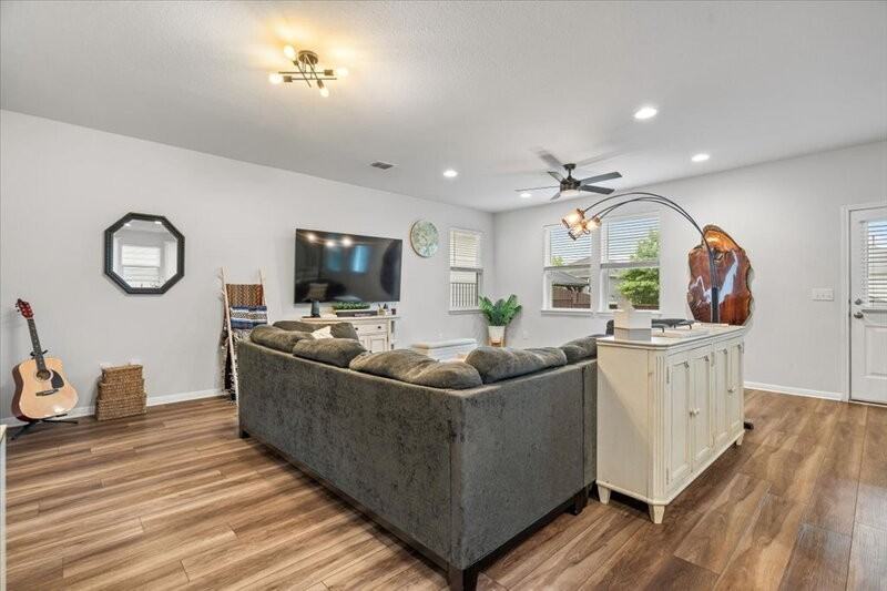 1205 Devon Stetson Pl - Photo 4 of 29