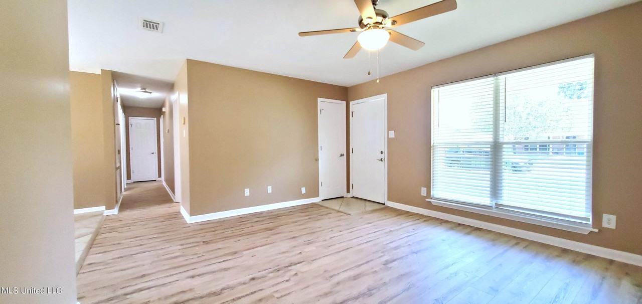 230 Saratoga Dr - Photo 2 of 17