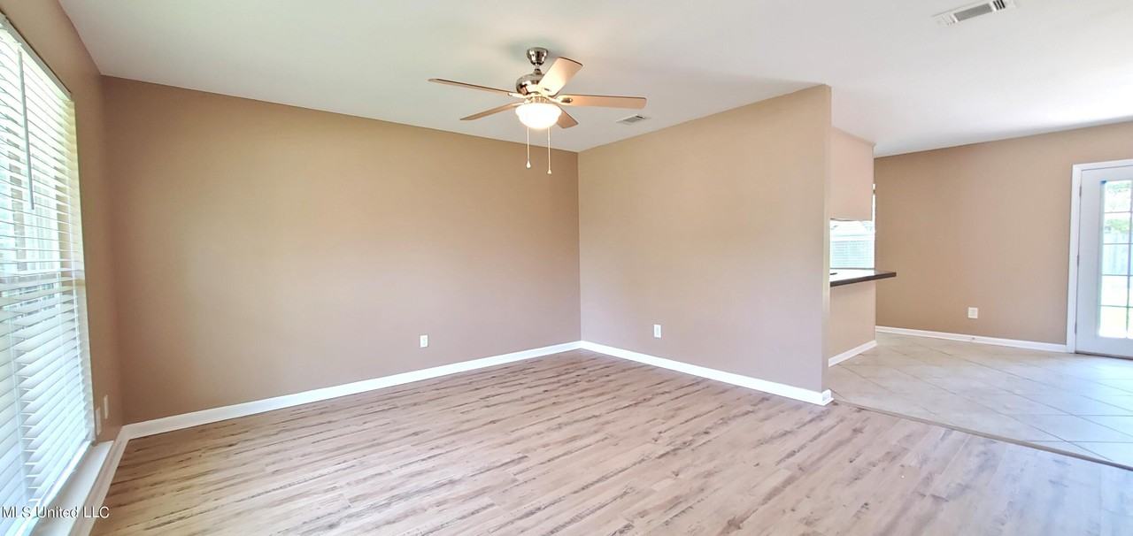 230 Saratoga Dr - Photo 3 of 17
