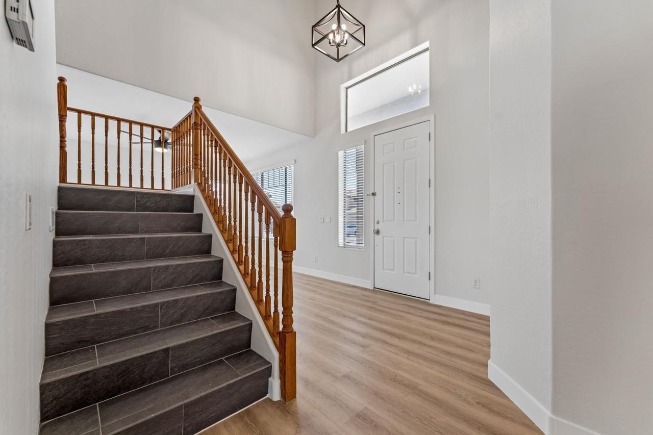 18024 W Maui Ln - Photo 3 of 50