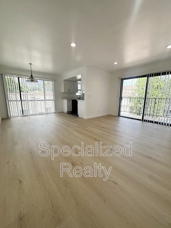 1150 N Columbus Ave #4 - Photo 2 of 10